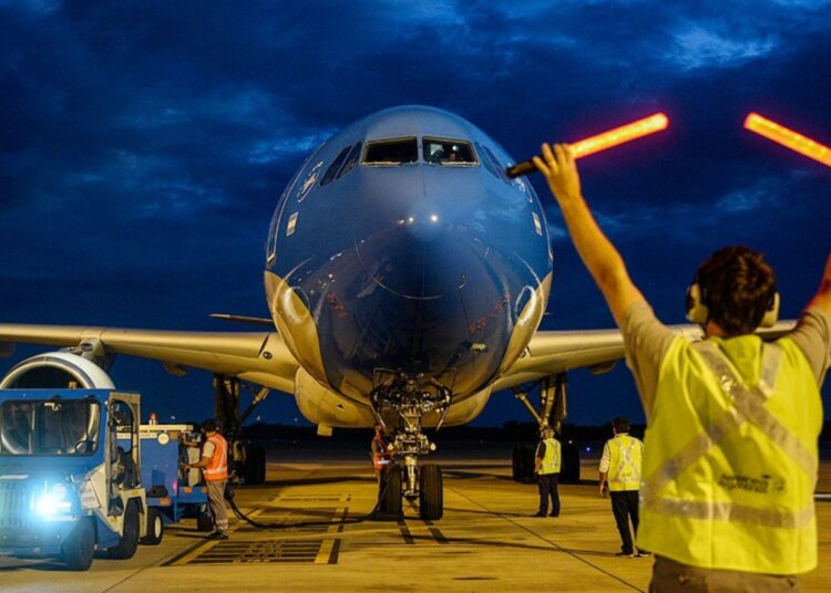 Partió otro vuelo de Aerolíneas Argentinas en busca de más vacunas Sputnik V