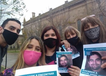 Un grupo de vecinos recorrió localidades vecinas repartiendo fotos de Miguel