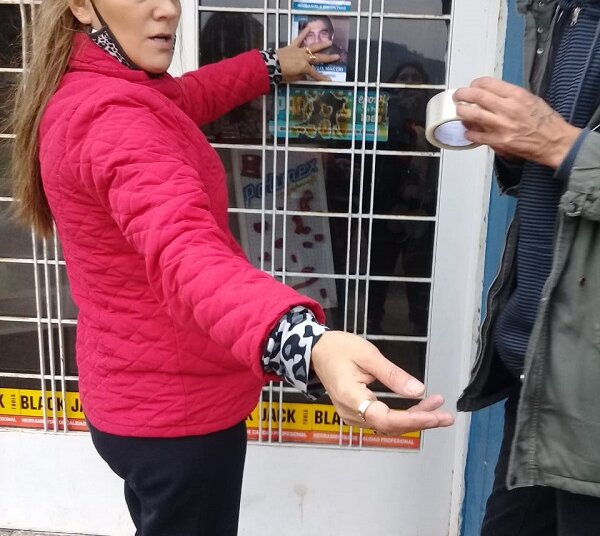 Un grupo de vecinos recorrió localidades vecinas repartiendo fotos de Miguel