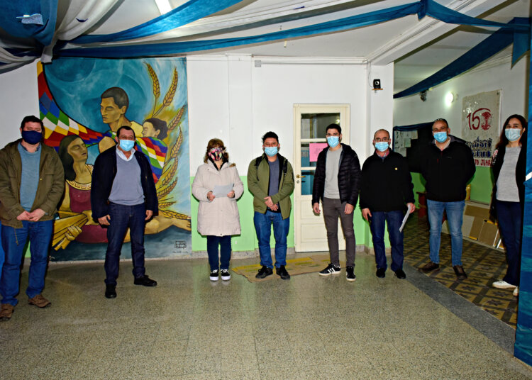 El Intendente Julio Marini, recibió a Instituciones y entrego subsidio a la Escuela Secundaria Nº2