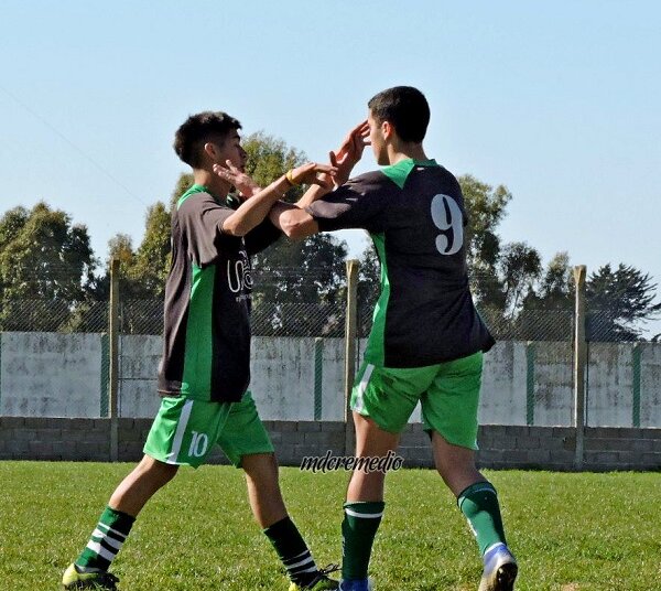 La 5ta de Argentino goleó a Deportivo Garmense y la 1ra empató 2 a 2