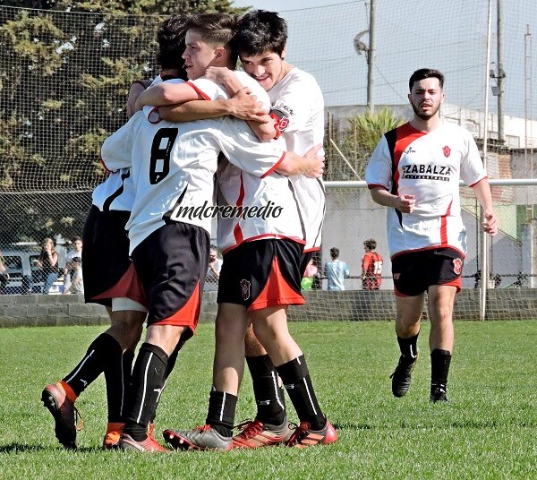 Juarense le ganó a Sarmiento con goles de Adolfo Elia y Luciano Silva