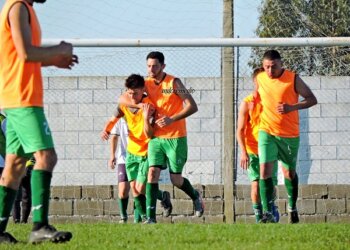 La 5ta de Argentino goleó a Deportivo Garmense y la 1ra empató 2 a 2