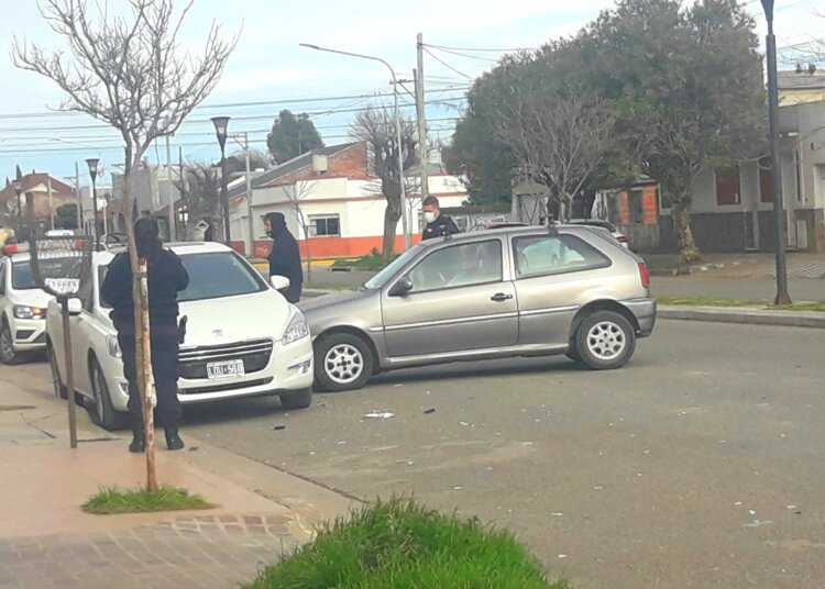 Un automóvil chocó sobre otro que estaba estacionado