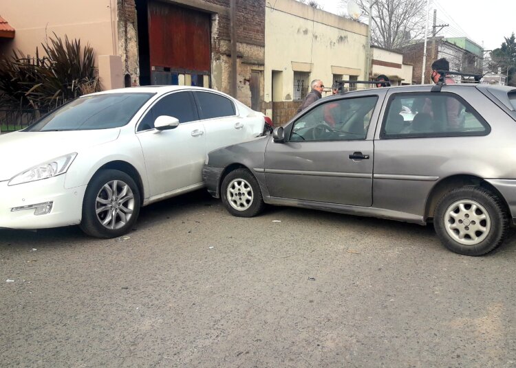 Un automóvil chocó sobre otro que estaba estacionado