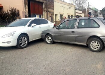 Un automóvil chocó sobre otro que estaba estacionado