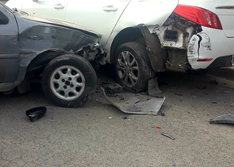 Un automóvil chocó sobre otro que estaba estacionado