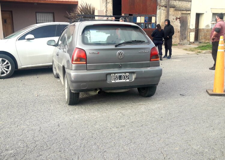 Un automóvil chocó sobre otro que estaba estacionado
