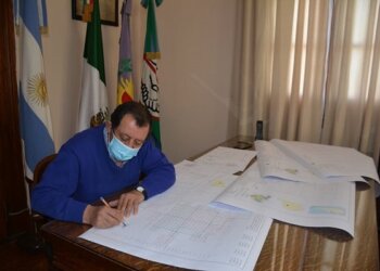 El intendente Marini firmó documentación relacionada al recambio de cañerías de agua