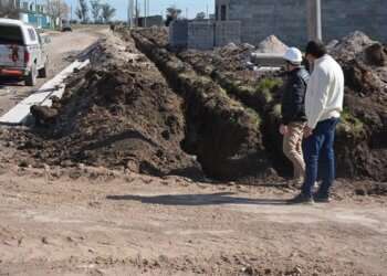 Continúan los trabajos para dotar de servicios a 62  lotes de terrenos en Muñoz