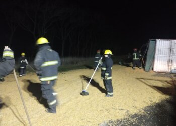En un vuelco sobre ruta 86 un camión perdió la carga de su acoplado