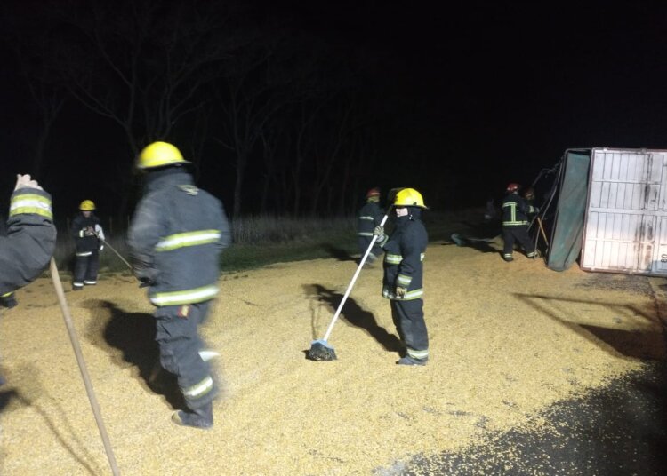 En un vuelco sobre ruta 86 un camión perdió la carga de su acoplado