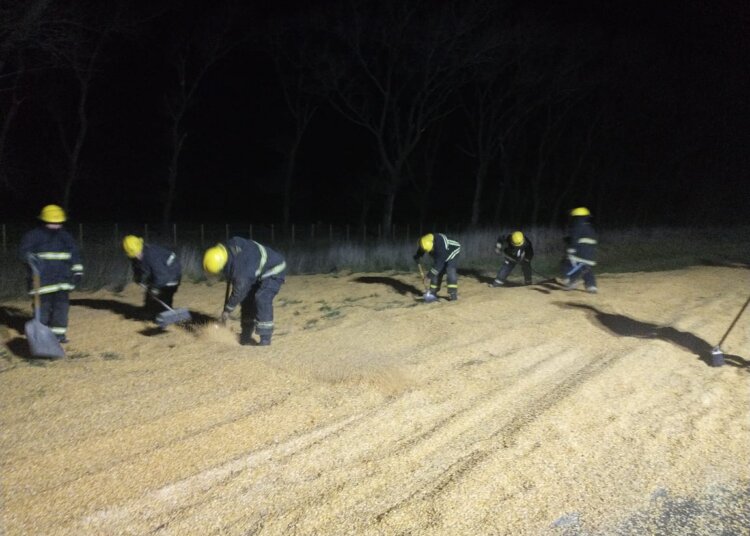 En un vuelco sobre ruta 86 un camión perdió la carga de su acoplado