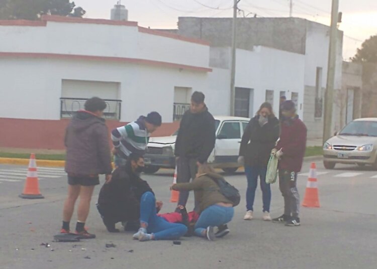 Una joven perdió el control de su moto y cayó sobre el asfalto