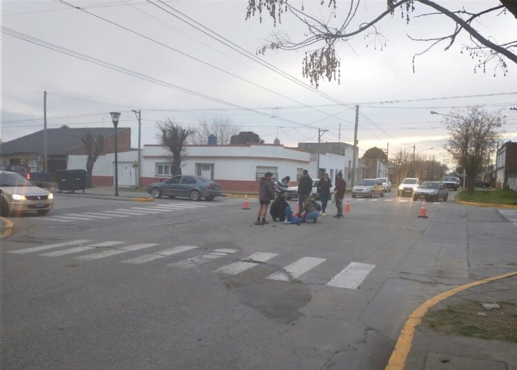 Una joven perdió el control de su moto y cayó sobre el asfalto