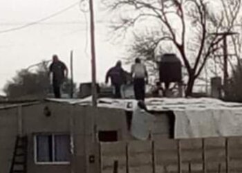 A raíz del fuerte viento se voló el techo de una vivienda en Juárez