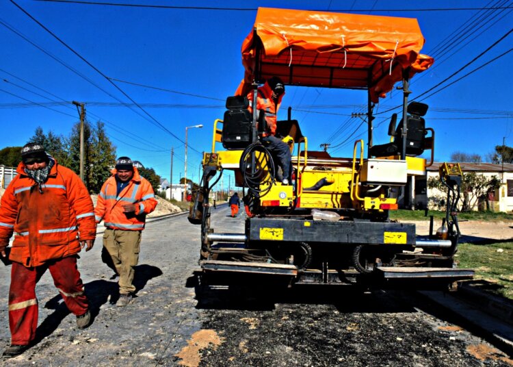 Con una inversión cercana a los 42 millones de pesos, comenzó la obra de asfalto