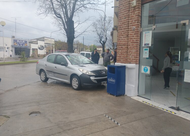 Un auto termino arriba de la vereda luego de un choque