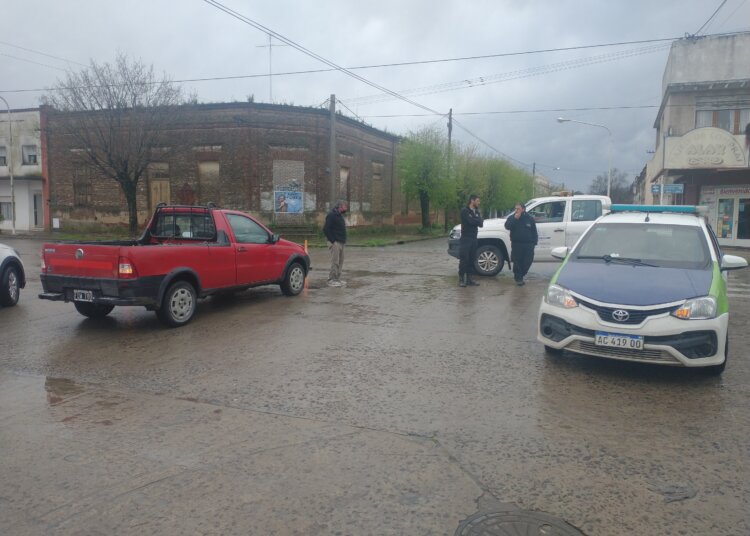 Un auto termino arriba de la vereda luego de un choque