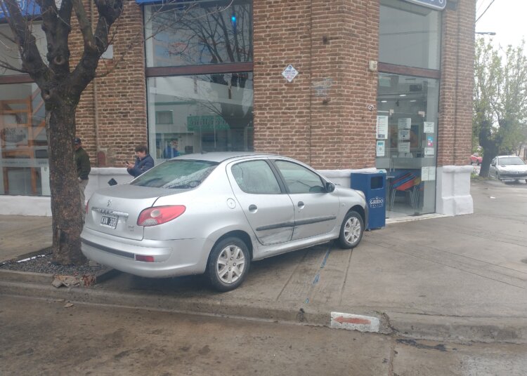 Un auto termino arriba de la vereda luego de un choque