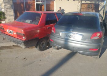 Otro choque, vehículos en la vereda y una persona con golpes en su pierna