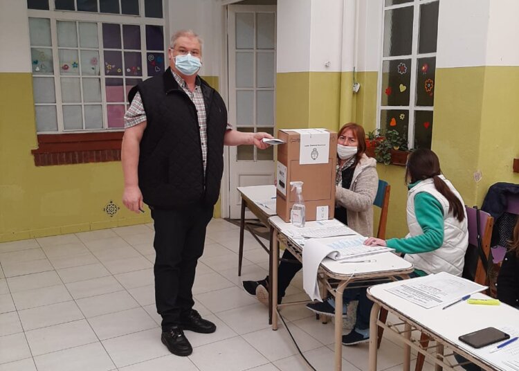 Juan Manuel Pérez votó bien temprano en la mañana