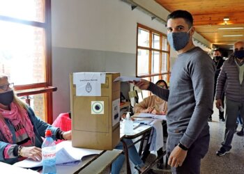Matías Iribecampos votó a en la Escuela técnica