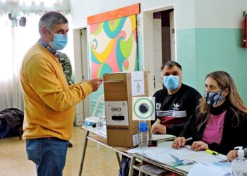 Néstor Arango emitió su voto en la escuela 11