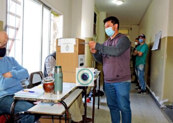 El precandidato César Marini votó acompañado de su padre