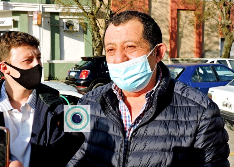 El precandidato César Marini votó acompañado de su padre