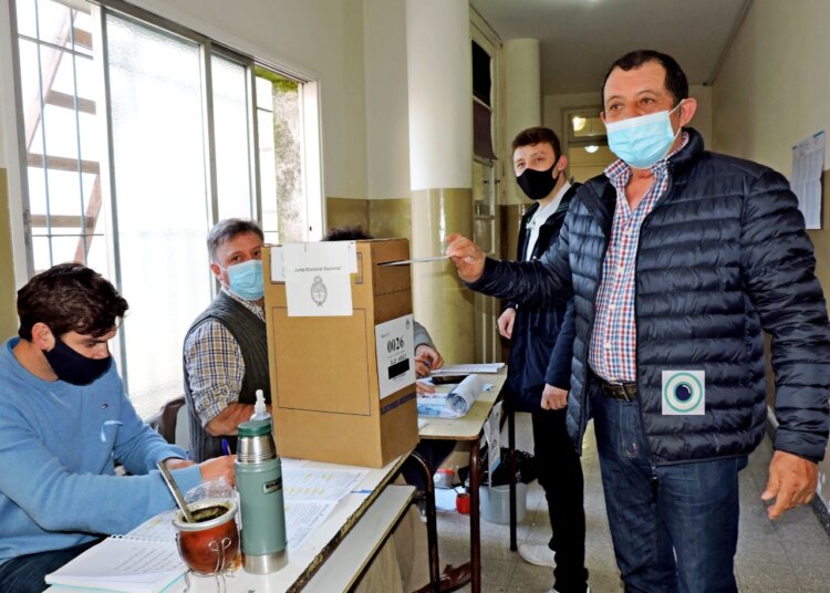 El precandidato César Marini votó acompañado de su padre