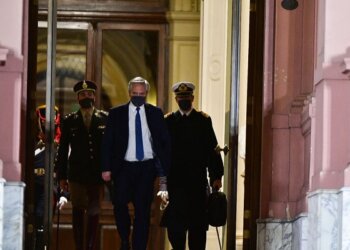 Alberto Fernández dejó la Casa Rosada, resiste la embestida de Cristina Kirchner y por ahora no hará cambios en su Gabinete