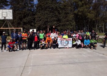 Más de cuarenta ciclistas cumplieron con la Vuelta a la Escuela 17