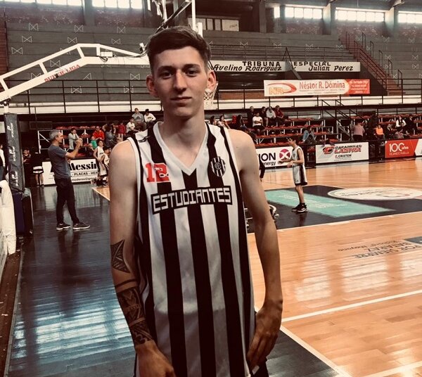 El juarense Enzo Barrientos debutó oficialmente para Estudiantes de Olavarría