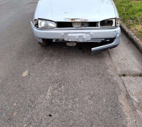 Una camioneta se subió a la vereda y chocó sobre un bolso de arena