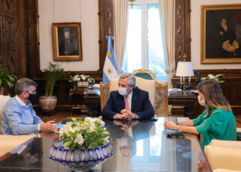 Se unifica el pago de la tarjeta alimentar con la asignación universal por hijo