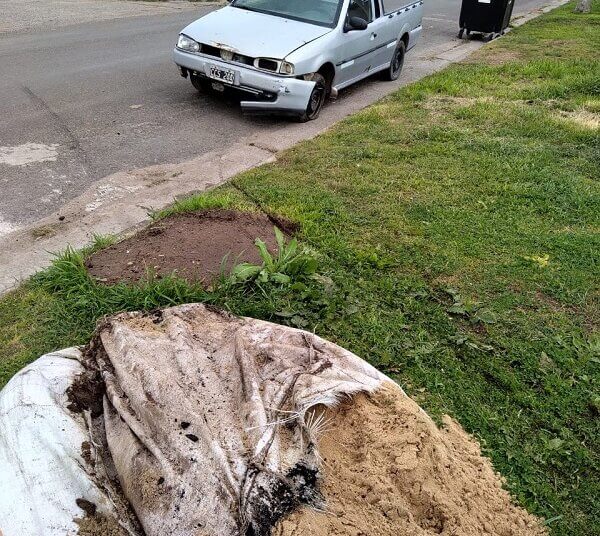 Una camioneta se subió a la vereda y chocó sobre un bolso de arena