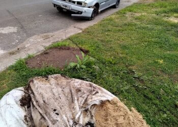 Una camioneta se subió a la vereda y chocó sobre un bolso de arena