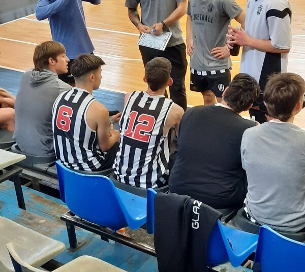El juarense Enzo Barrientos debutó oficialmente para Estudiantes de Olavarría