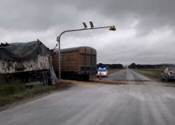 Camión embistió formación ferroviaria en el cruce de Ruta 74, en el acceso a Azucena