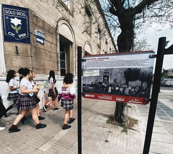 Se colocaron nuevas referencias históricas en la vía pública