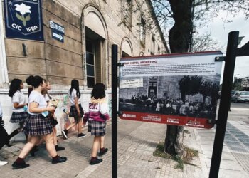 Se colocaron nuevas referencias históricas en la vía pública