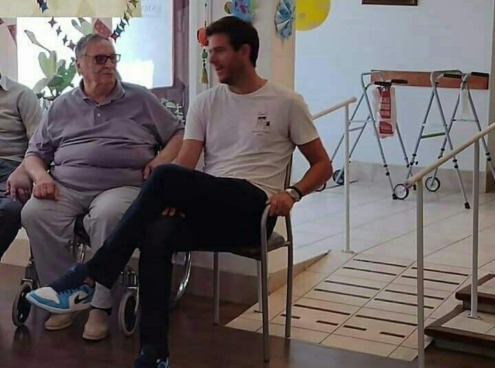 Del Potro visitó a los abuelos de la Residencia Los Nogales de Tandil