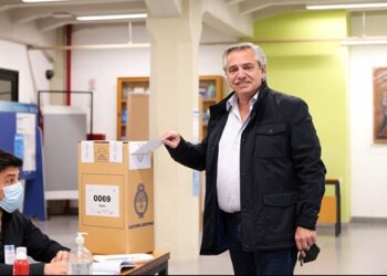 El Presidente votó y afirmó que «es importante que el pueblo se exprese con todas sus convicciones»