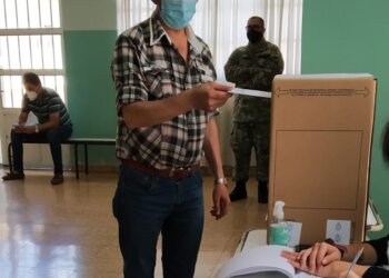 Néstor Arango emitió su voto en la mesa 3