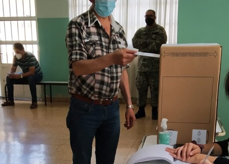 Néstor Arango emitió su voto en la mesa 3