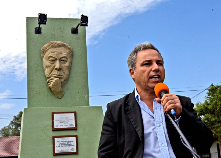 Quedó inaugurado la escultura en homenaje a Atahualpa Yupanqui