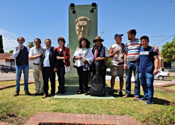 Quedó inaugurado la escultura en homenaje a Atahualpa Yupanqui