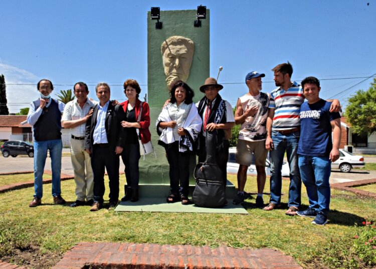 Quedó inaugurado la escultura en homenaje a Atahualpa Yupanqui