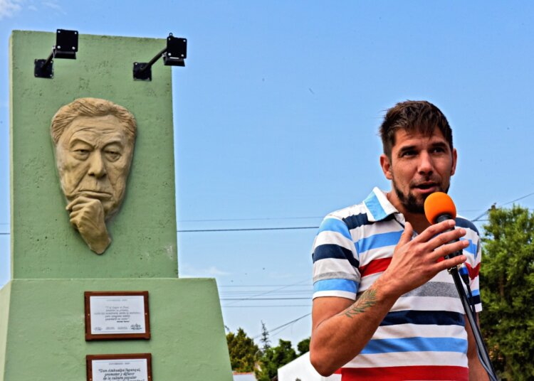 Quedó inaugurado la escultura en homenaje a Atahualpa Yupanqui